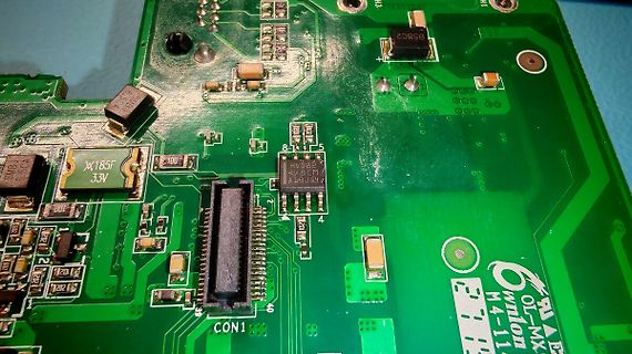 Nahaufnahme einer grünen Leiterplatte mit elektronischen Bauteilen