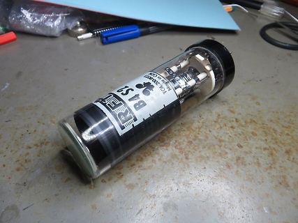 Transistor in Glasgehäuse auf Werkstattunterlage