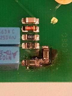 Beschädigte SMD-Bauteile auf Leiterplatte