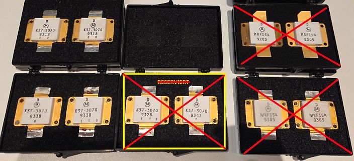 Mehrere Leistungstransistoren in schwarzen Gehäusen