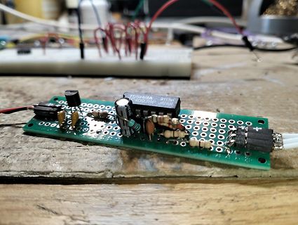 Geätzte Lochrasterplatine mit elektronischen Bauteilen