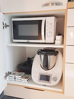 Mikrowelle und Thermomix in Küchenschrank