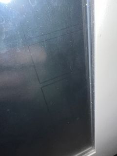 Nahaufnahme einer dunklen, reflektierenden Oberfläche