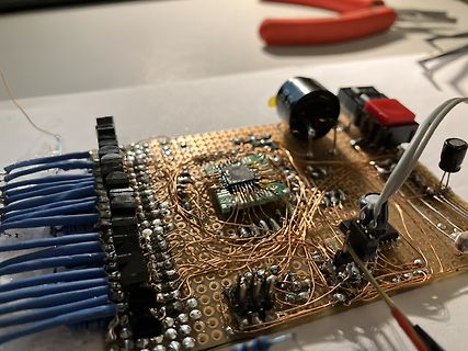 selbstgebaute Leiterplatte mit Mikrocontroller und Kupferdraht-Verdrahtung