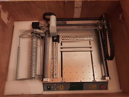 CNC-Fräse oder Desktop-Maschine in Kartonverpackung