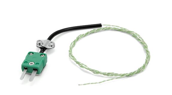 Netzstecker mit grünem Gehäuse und Kabel
