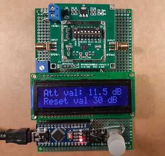 Zwei grüne Leiterplatten mit LCD-Display und Bauteilen