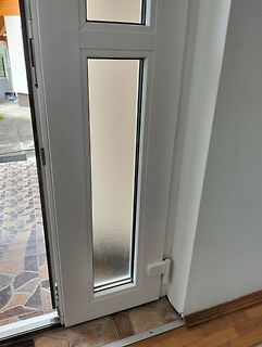 Weiße Tür mit Milchglasfüllung
