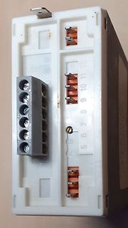 Rückseite eines elektrischen Bauteils mit Anschlussklemmen