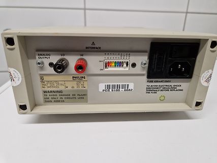 Rückseite eines Philips Messgeräts mit Anschlüssen