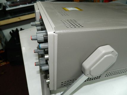 Nahaufnahme eines Labornetzteils mit Drehreglern