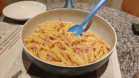 Nudeln mit Sahnesauce in einer Pfanne