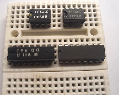 Integrierte Schaltkreise auf einem Breadboard