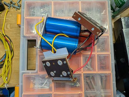Aufbau mit Elektrolytkondensatoren und Leiterplatten in Sortimentskasten