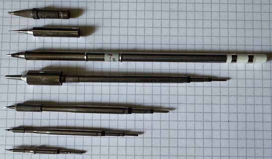 Zerlegte Kugelschreiberteile auf Millimeterpapier