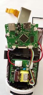 Innenansicht eines elektronischen Geräts mit zwei Leiterplatten