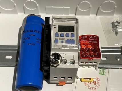 Elektronische Komponenten auf DIN-Schiene