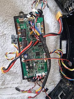 Leiterplatte mit Kabeln und elektronischen Bauteilen