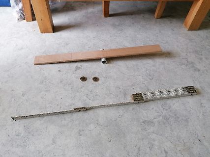 Lineal und Holzbrett auf Boden