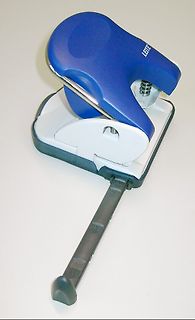 Blauer Locher auf weißem Untergrund
