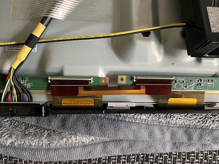 Innenansicht eines elektronischen Geräts mit Flachbandkabeln