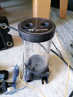 Thermaltake Kühlmittelbehälter mit Kabeln