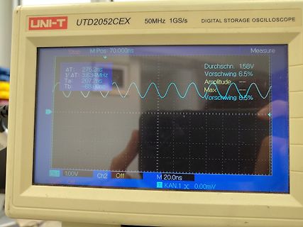 Abfotografiertes UNI-T Oszilloskop mit Sinuswelle