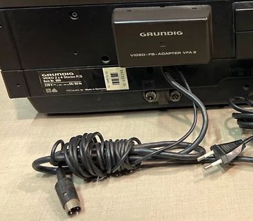 Rückseite eines Grundig Videogeräts mit Kabeln