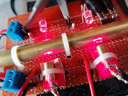 Foto eines Prototyping-Aufbaus auf Lochrasterplatine