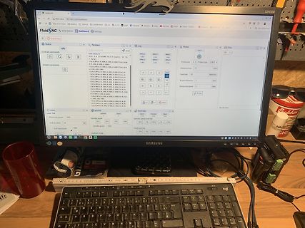 Foto eines Computerbildschirms mit FluidNC Dashboard