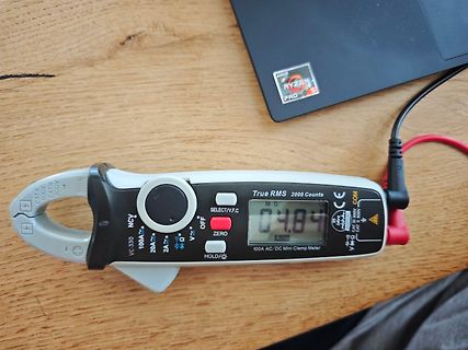 Stromzange / Multimeter auf Holztisch