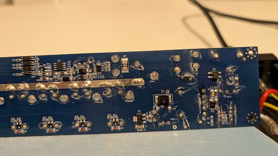Nahaufnahme einer blauen Leiterplatte mit Lötstellen