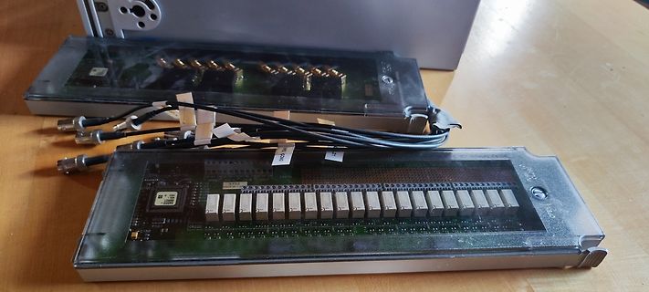 Zwei Leiterplatten in Gehäusen mit Kabelverbindungen