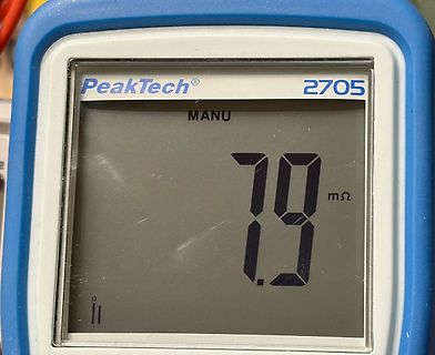 Digitalmultimeter zeigt Messwert von 7,9 mOhm
