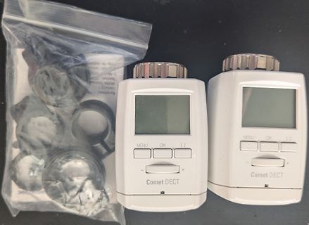 Zwei Comet DECT Messgeräte und Zubehör in Plastiktüte