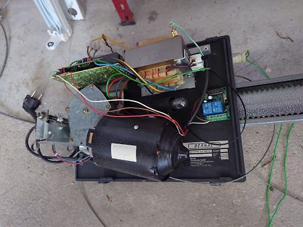Zerlegter Elektromotor mit Leiterplatten und Verkabelung