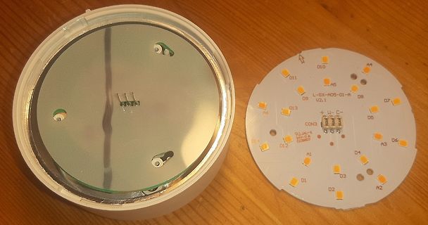 LED-Platine und Gehäuseteil auf Holzuntergrund
