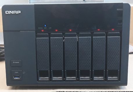 QNAP NAS-Speichergerät mit Festplattenschächten