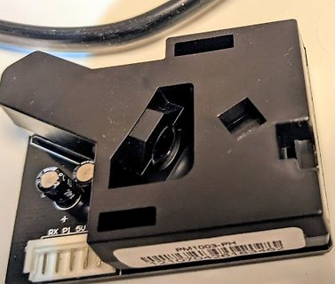 Elektronikkomponente mit schwarzem Kunststoffgehäuse auf Leiterplatte