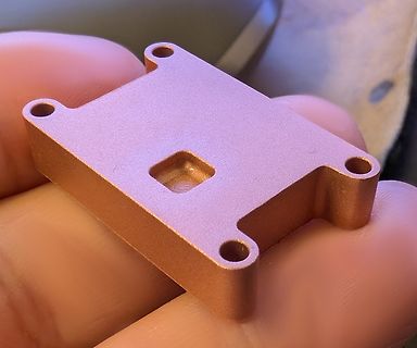 Metallisches Bauteil in der Hand