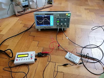 Elektronik-Messaufbau mit Oszilloskop und Netzteil