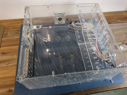 Transparentes Acrylgehäuse mit Lüfter und Verkabelung