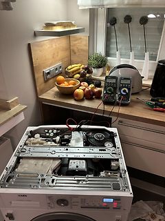 Reparatur einer AEG Waschmaschine mit Multimeter