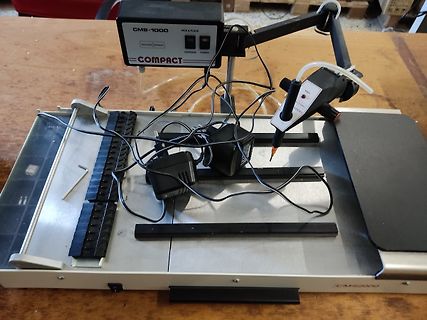 Pick-and-Place-Maschine CMS-1000 auf Arbeitstisch