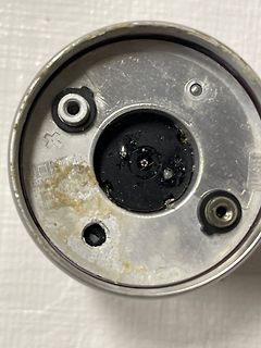 Unterseite eines metallischen Gehäuses mit Bohrungen