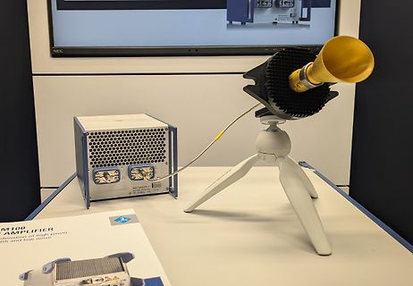 Hochleistungsverstärker mit Hornantenne auf Stativ