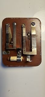 Mechanischer Aufbau mit Federn und Metallteilen