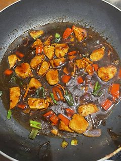 Gebratenes Hähnchen mit Gemüse in Sauce