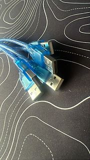 Drei blaue USB-Kabel mit Metallsteckern