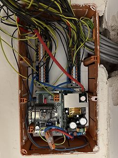 Mikrocontroller-Aufbau in einer Abzweigdose mit Verdrahtung